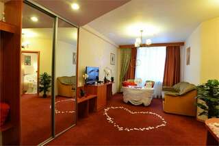 Гостиница Евротель Центральный Екатеринбург Улучшенный люкс с кроватью размера «king-size»-3