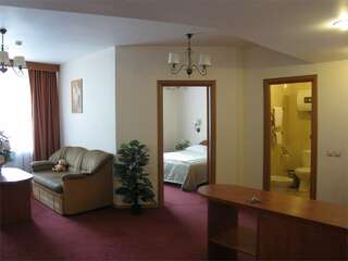 Гостиница Евротель Центральный Екатеринбург Улучшенный люкс с кроватью размера «king-size»-1