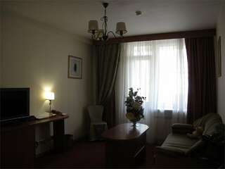 Гостиница Евротель Центральный Екатеринбург Улучшенный люкс с кроватью размера «king-size»-2