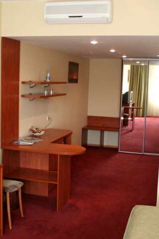 Гостиница Евротель Центральный Екатеринбург Студия улучшенная с кроватью king-size-3