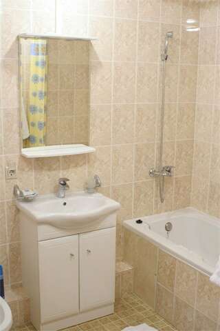 Гостиница Евротель Центральный Екатеринбург Улучшенный люкс с кроватью размера «king-size»-9