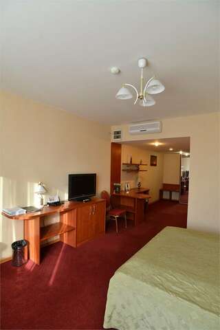 Гостиница Евротель Центральный Екатеринбург Двухместный номер с 1 кроватью или 2 отдельными кроватями и собственной ванной комнатой-5