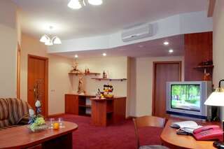 Гостиница Евротель Центральный Екатеринбург Улучшенный люкс с кроватью размера «king-size»-7